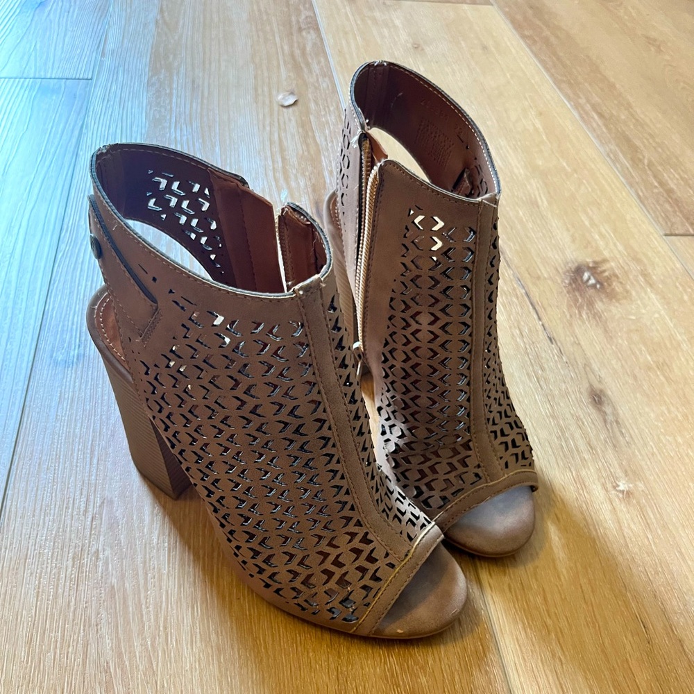 Women's Sling Back Laser Cutout Stacked Heel Peep Toe Mule Pumps